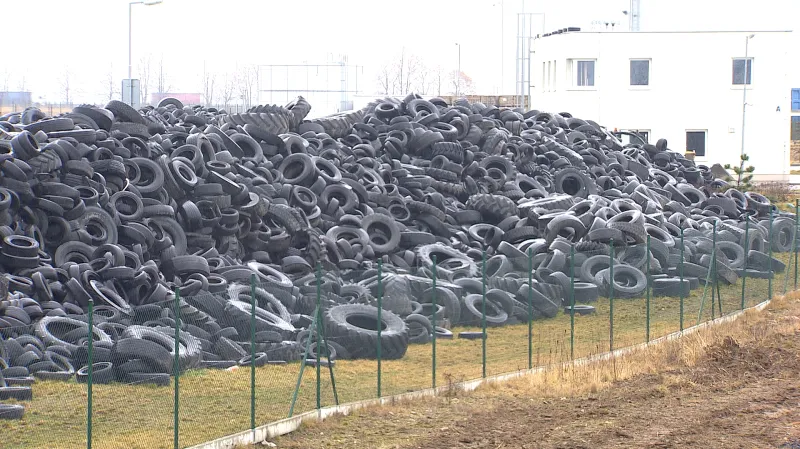 Skládka pneumatik v areálu firmy Hargo