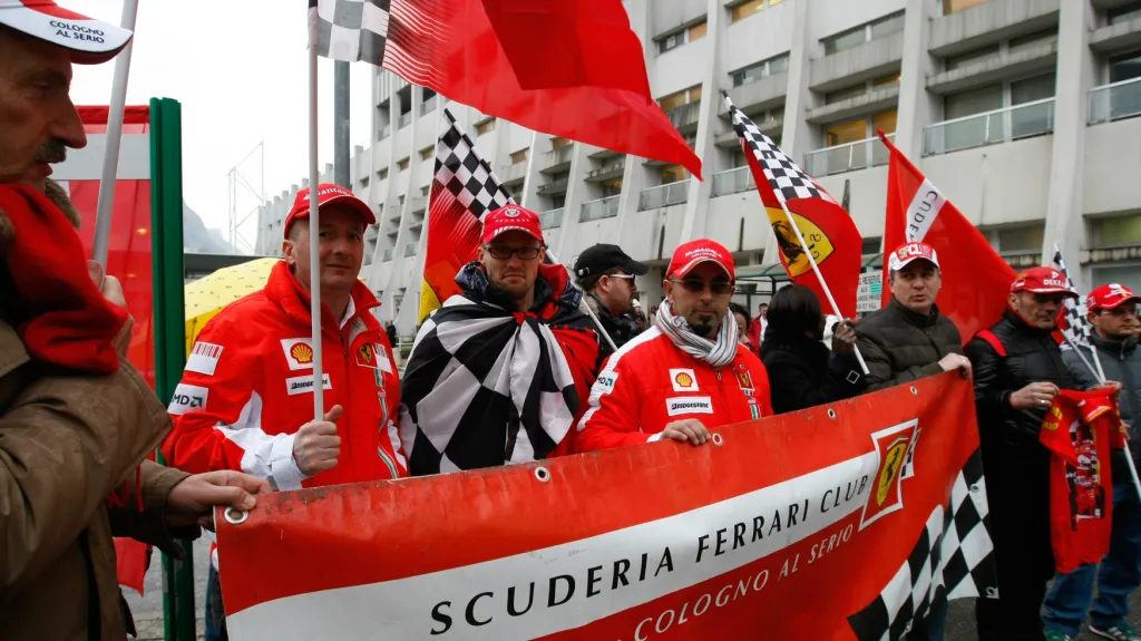 Fanoušci uspořádali před nemocnicí tiché shromáždění