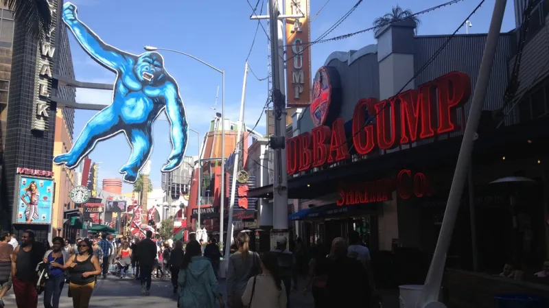 Rušná ulice v areálu Universal Studios