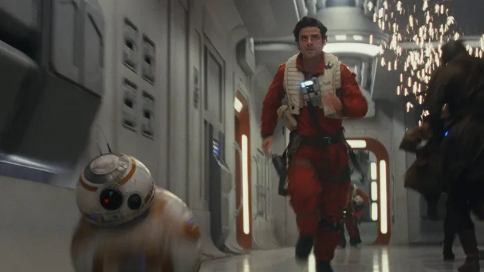 Poe Dameron (Oscar Isaac) s droidem BB-8 ve filmu Star Wars: Poslední z Jediů