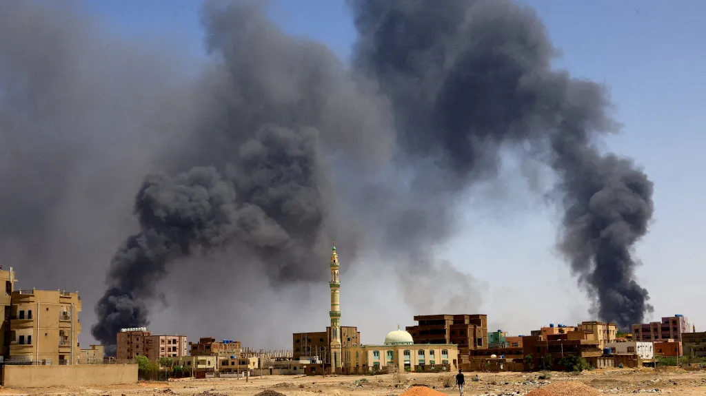 Kouř po střetech v Chartúmu