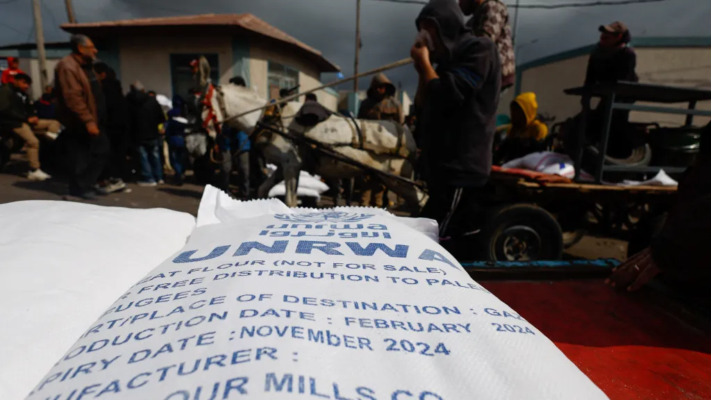 Palestinci v Rafahu čekají na rozdělení humanitární pomoci od UNRWA