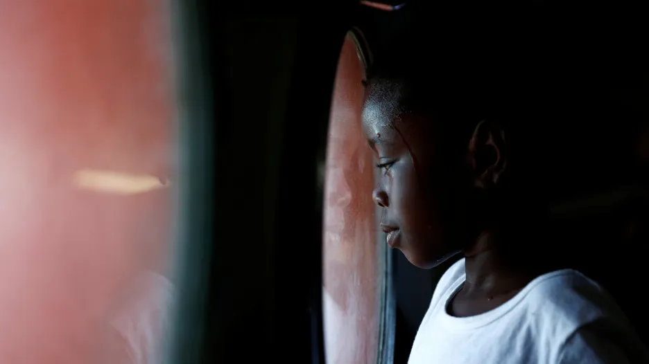 Dítě ze skupiny migrantů, kteří čekají na záchrannou loď do Itálie