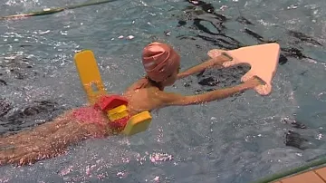 Dítě nacvičuje správný plavecký styl