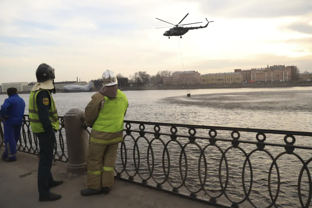 Velký požár textilní továrny v ruském Petrohradu se rozšířil na plochu deset tisíc metrů čtverečních