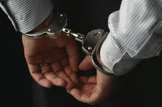 Muži zadržení kvůli vynášení informací z trestních řízení si stěžují na vazbu