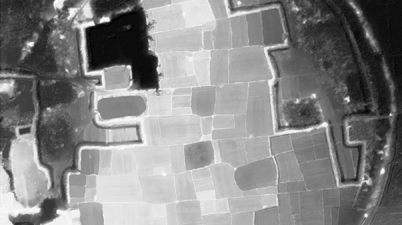 Na LIDARové fotografii je vidět krajina bez stromů