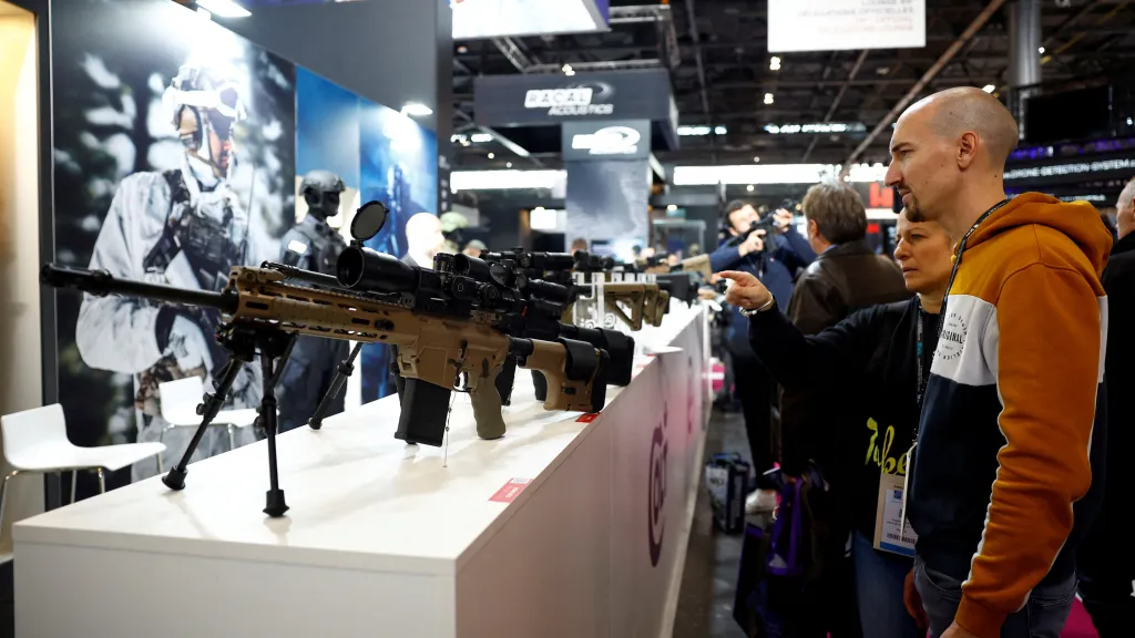 Zbraně od Colt CZ Group na světové výstavě Milipol Paříž