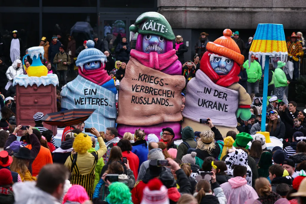 Karnevalový vůz s nápisem Další ruský válečný zločin na Ukrajině