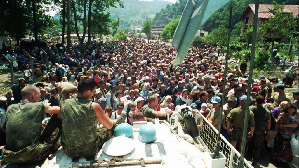 Uprchlíci ze Srebrenice na základně OSN v Potočari (červenec 1995)
