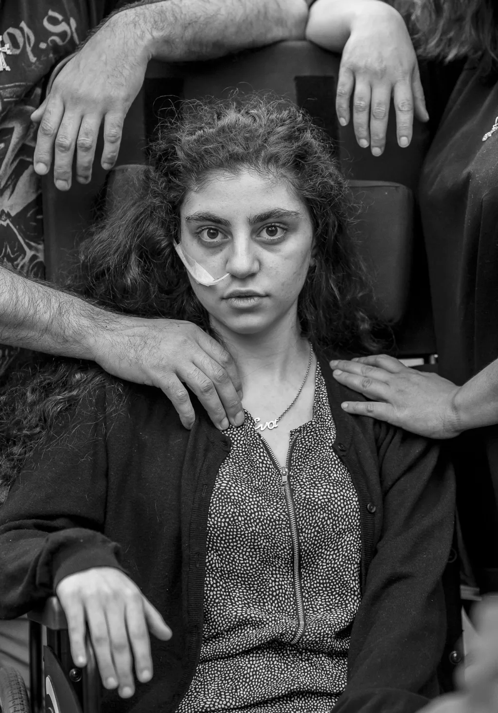 Nominace v kategorii fotografie roku: Tomek Kaczor se snímkem Awakening (Probuzení). Ewa je patnáctiletá arménská dívka, která se nedávno probudila z katatonického stavu vyvolaného syndromem rezignace. Jde o vážný stav, kdy jsou pacienti pasivní, imobilní, ztlumení, neschopní jíst a pít, inkontinentní a nereagují na fyzické podněty. Zpravidla k němu dochází v souvislosti s psychickým traumatem převážně u dětí