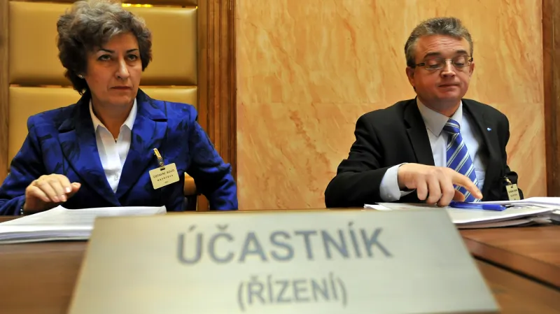 Alena Gajdušková (ČSSD) a Marek Benda (ODS) u Ústavního soudu