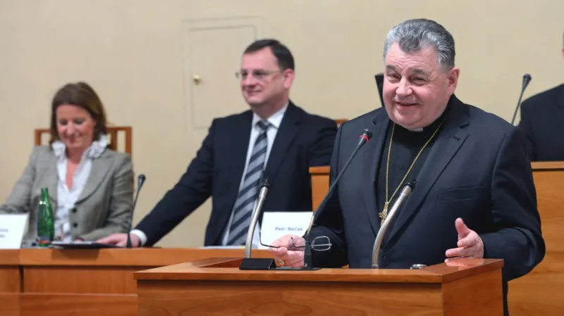 Dominik Duka spolu s Petrem Nečasem a Karolinou Peake v Senátu