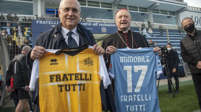Claudio Lotito a kardinál Gianfranco Ravasi během přátelského zápasu v tréninkovém centru Lazio Řím