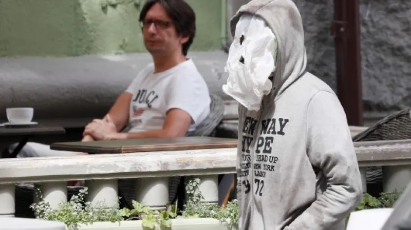 Obyvatel Kyjeva s plastovým sáčkem místo roušky,  Autor: Gleb Garanich,  Zdroj: Reuters