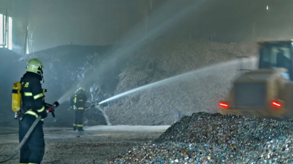 Požár vznikl v hale s uskladněnou štěpkou