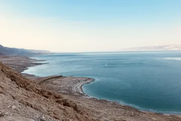 Mrtvé moře rychle mizí. Bez regionální spolupráce hrozí boj o vodní zdroje