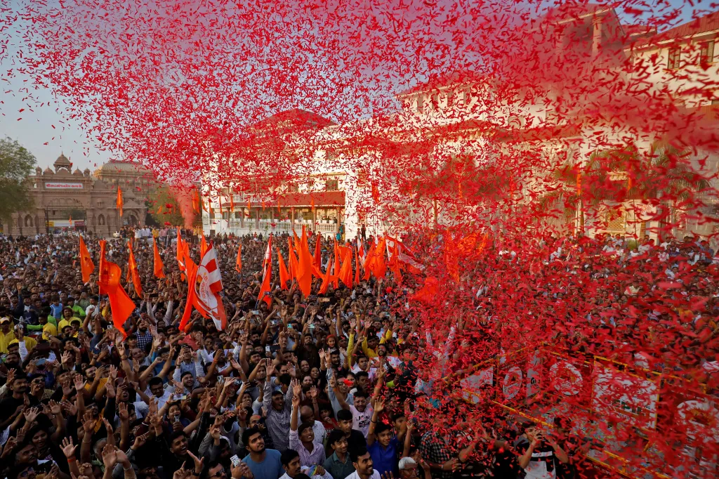 Nadšenci hinduistického svátku střílí konfety v indickém Gudžarátu