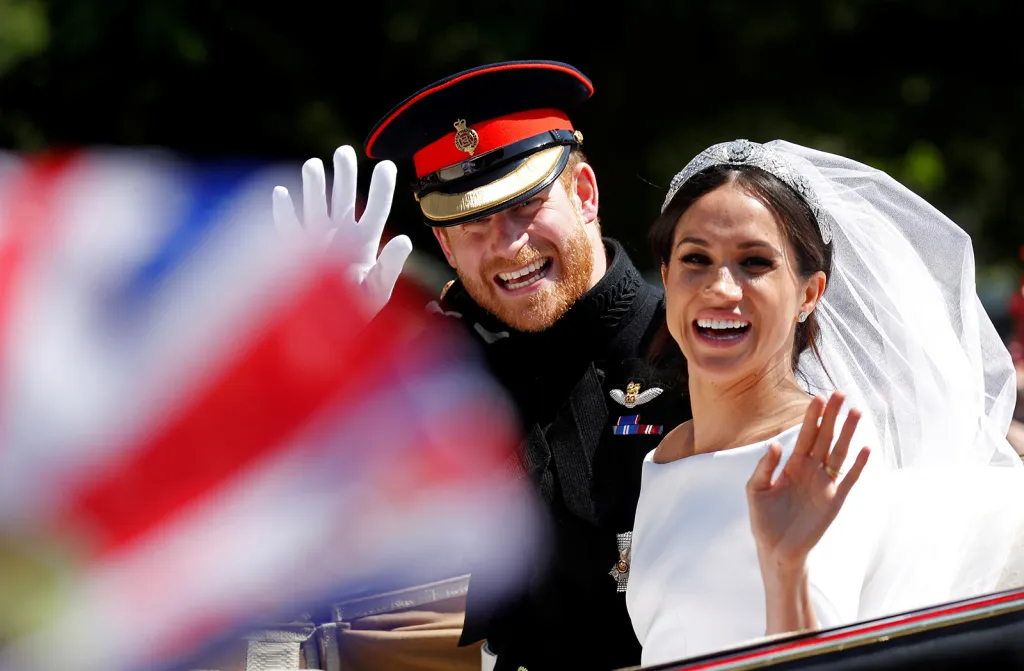 Britský princ Harry a jeho manželka Meghan mávají po svatebním obřadu svým fanouškům v kapli sv. Jiří ve Windsorském zámku. „Snímek je o páru krásných, šťastných lidí během jejich velkého dne. Obraz plný úsměvu a štěstí spolu s máváním davu gratulantů v krásném světle je přesně to, co jsem hledal. Vlajka, kterou se do kompozice podařilo dostat, je navíc bonus, který tam přirozeně patří.“