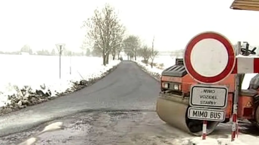 Opravovaná silnice u Nadějkova