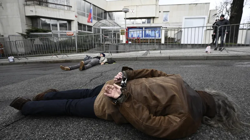 Připomenutí masakru v Buče před ruským velvyslanectvím v Praze