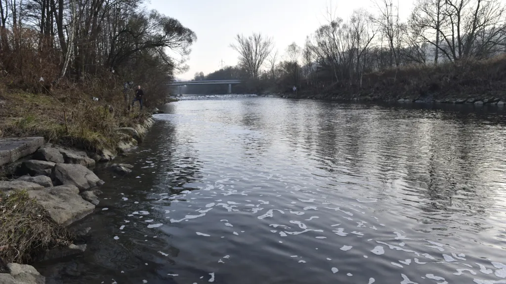 Pěna na hladině řeky Bečvy (snímek z 24. 11. 2020)