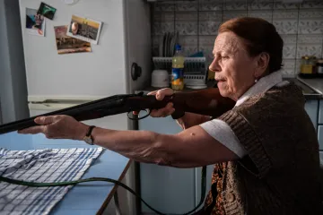 „Učitelky přece nestřílejí lidi.“ Iva Janžurová v komedii Teroristka má ale důvod