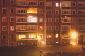 Před třiceti lety zaútočili němečtí neonacisté na panelový dům v Rostocku. Bydleli v něm uprchlíci