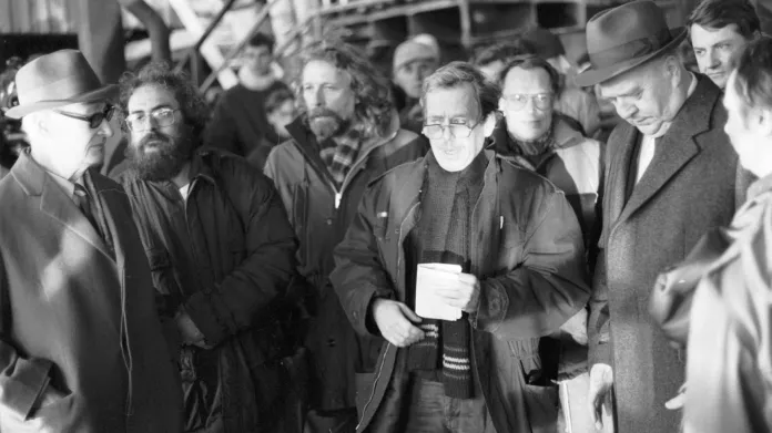 Petr Oslzlý s Václavem Havlem, Alexandrem Dubčekem, Vladimírem Hanzlem a Ladislavem Adamcem při demonstraci na Letné 26. listopadu 1989