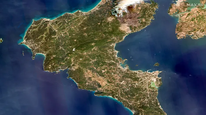 Satelitní snímky požárů na Korfu