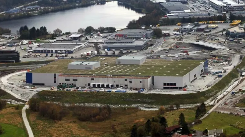 Příklad adaptačního opatření z Norska - zelená střecha na obchodním domě Ikea v Bergenu