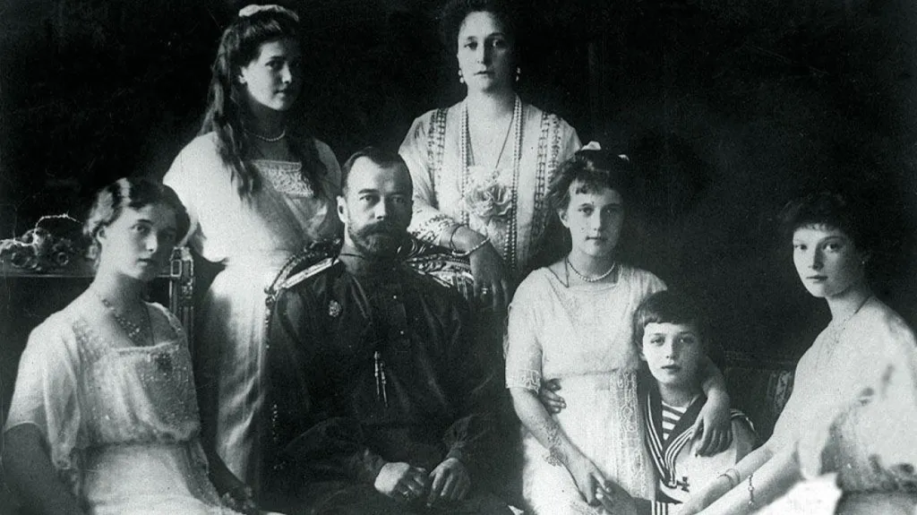 Car Mikuláš II. s carevnou a dětmi
