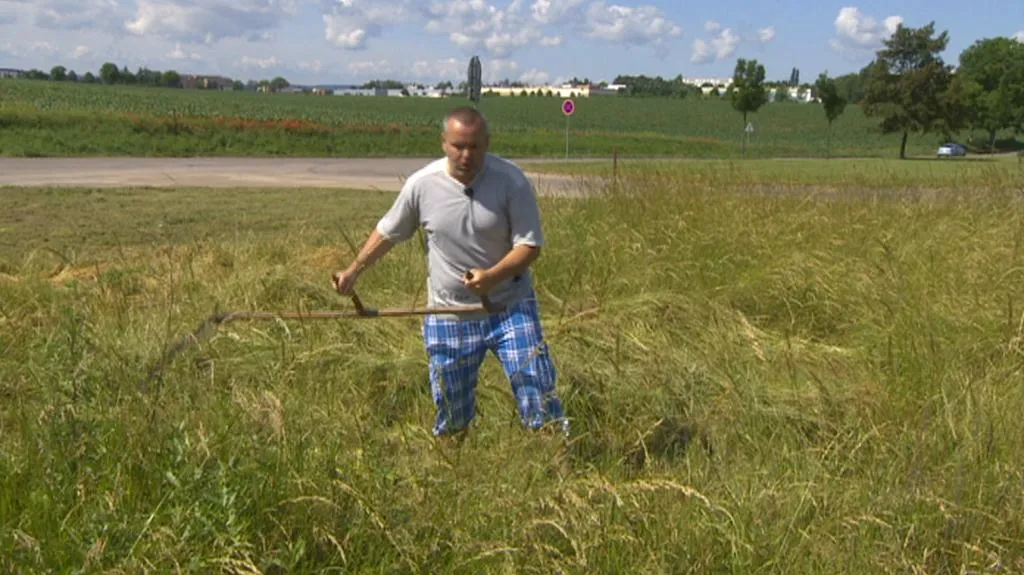 Michal Jinoch seká trávu u křižovatky v Chrudimi
