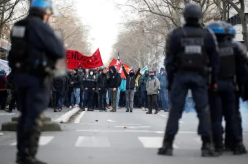 Ústupek odborům. Francouzská vláda nenavýší věk pro přiznání plného důchodu