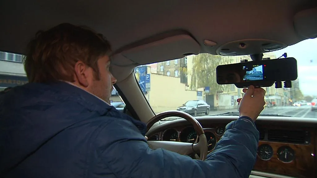 Záznamové zařízení součástí zpětného zrcátka