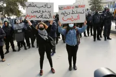 Tuniská policie rozháněla demonstranty u parlamentu vodním dělem