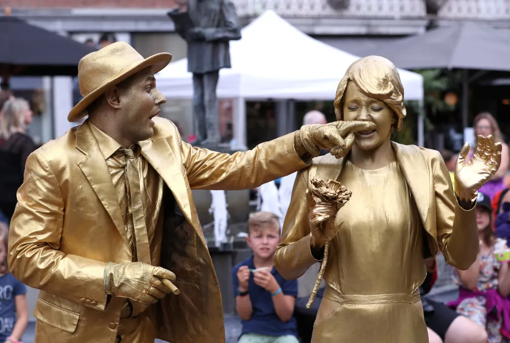 V Belgii zaznamenal velký úspěch festival živých soch.  Na setkání performerů „Statues en Marche“ z různých částí světa dorazilo kolem 50 000 účastníků