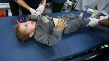 Palestinští zdravotníci ošetřují ve městě Chán Júnis v Pásmu Gazy dítě, které podle nich zranil izraelský útok (5. ledna 2026)