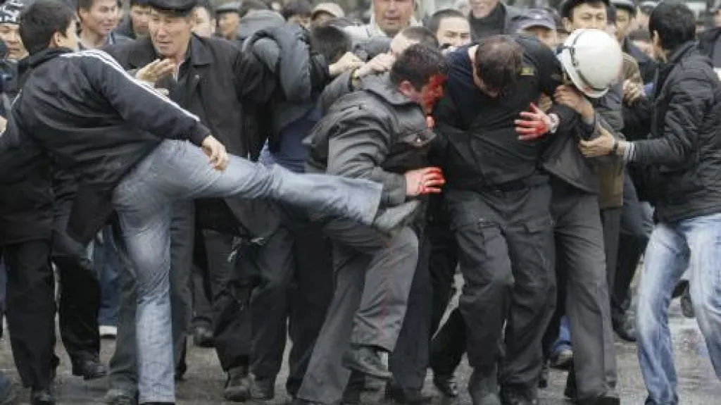 Dav v Biškeku bije policistu