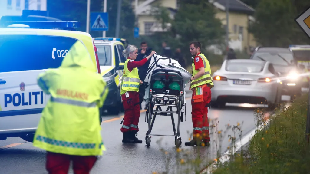 Policie a záchranáři u místa střelby