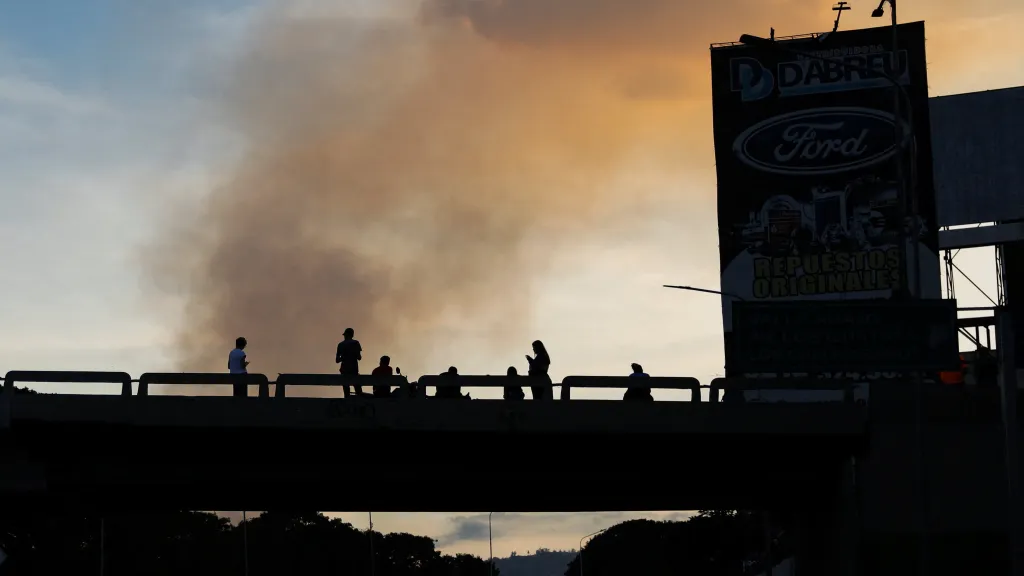 Kouř nad Caracasem po americkém útoku