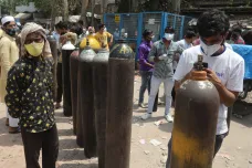 Indie hlásí rekordních 360 tisíc nakažených koronavirem. Česko do země pošle 500 lahví s kyslíkem