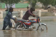 Pákistán stále sužují povodně, země vyhlíží další pomoc