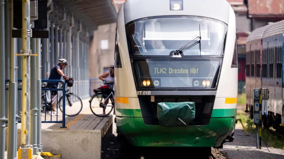 Dopravce Vogtlandbahn začal po vítězství v soutěži jezdit z Liberce přes Žitavu do Rybniště a později i do Drážďan. Obě linky pojmenoval jako Trilex – „tri“ značilo, že trasa vedla třemi státy (Česko, Německo a Polsko, kde však nebyla žádná zastávka), a „ex“ mělo vztah ke slovu expres.