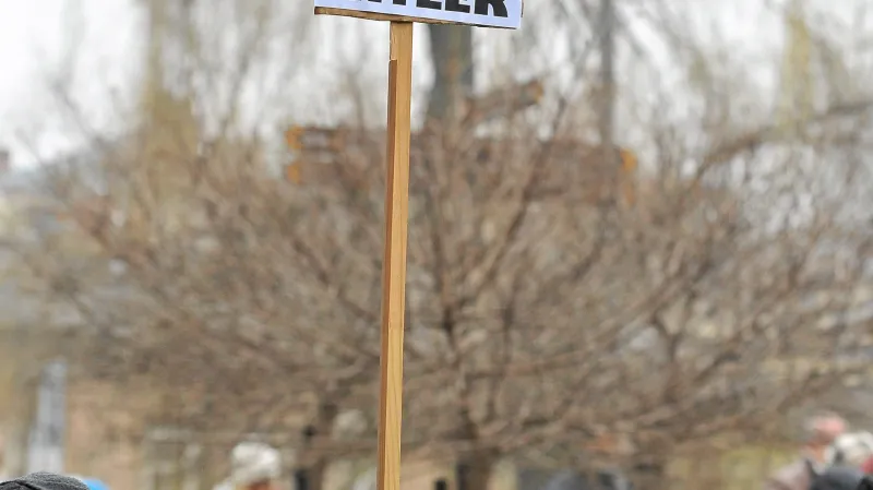 Demonstranti s karikaturou Jaroslawa Kaczyńského