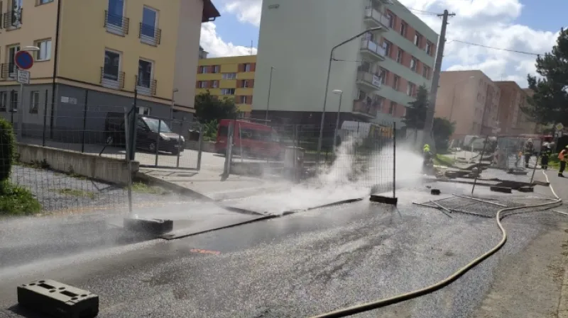 Hasiči likvidují požár a únik plynu ve Vrbně pod Pradědem