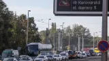 Zprovoznění tunelu Blanka zahustilo provoz v některých ulicích v Praze 6. Na snímku Svatovítská ulice před devátou hodinou ranní.