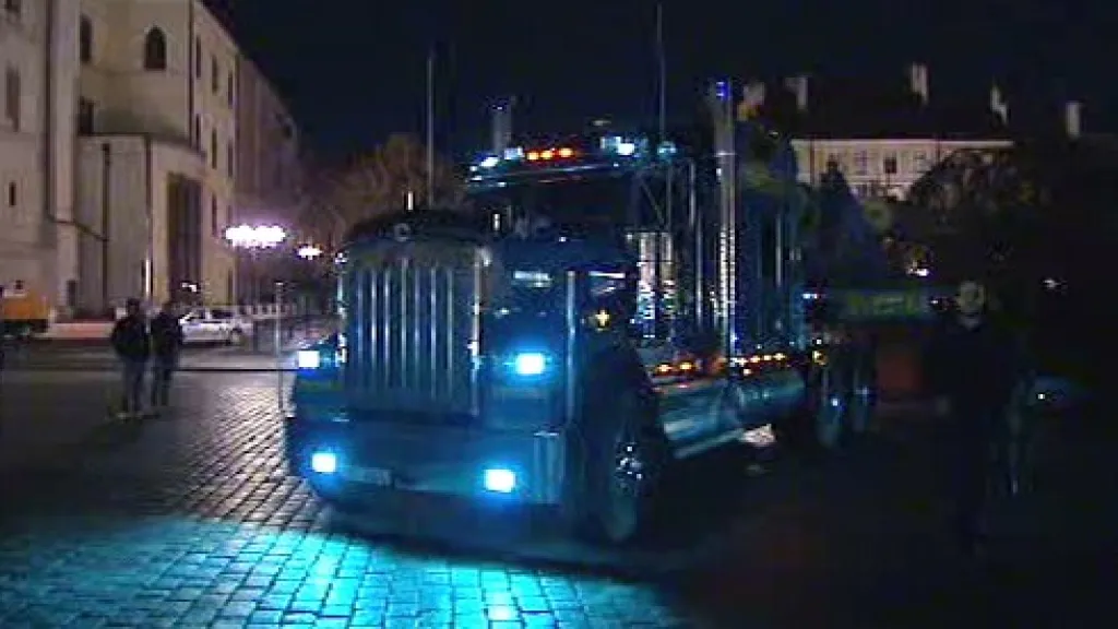Truck přiváží vánoční strom do Prahy