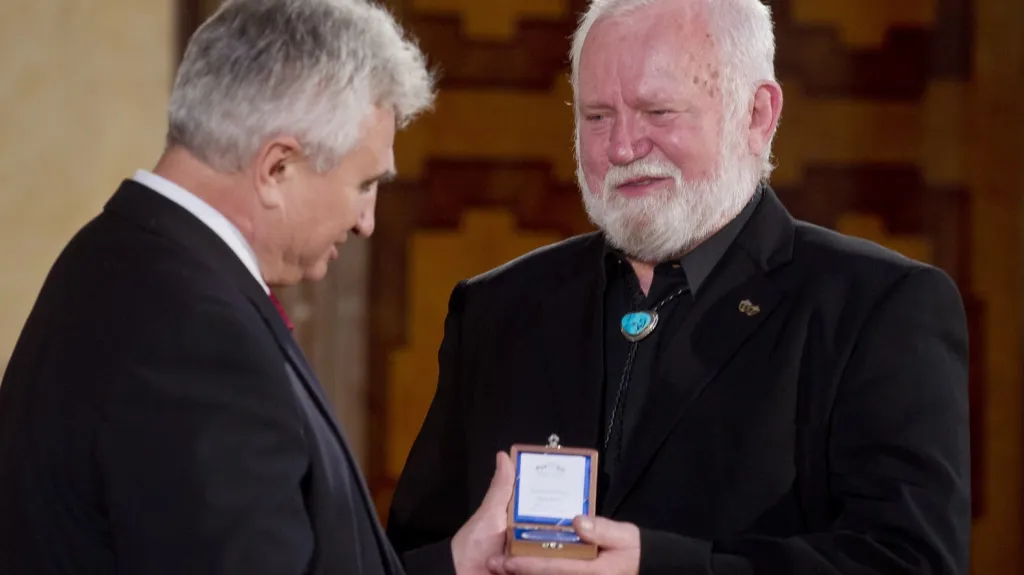 Mořeplavec Richard Konkolski přebírá pamětní medaili