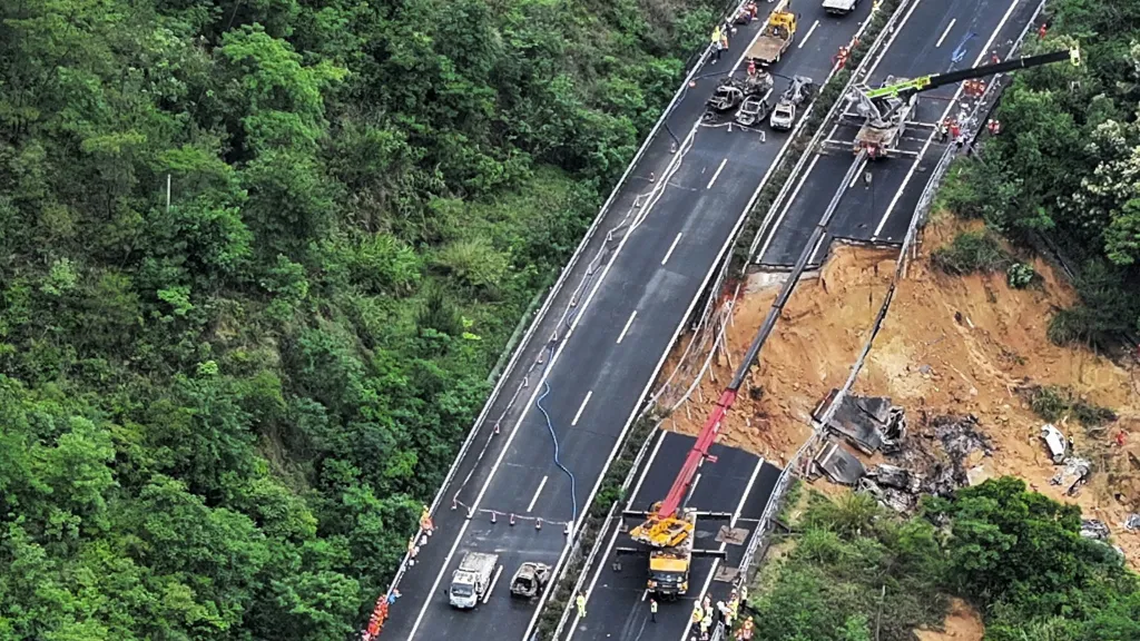 Propadená část dálnice v čínské provincii Kuang-tung